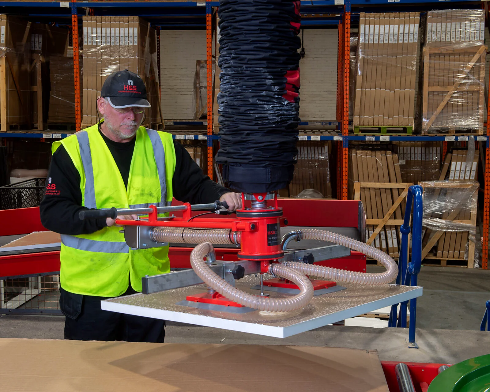 What is the difference between a hydraulic lift and a vacuum lift?